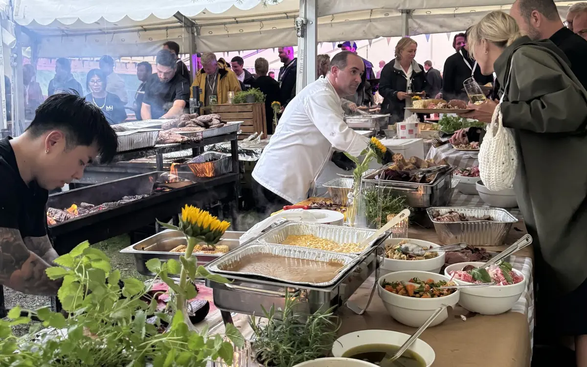 Madhuset stod for serveringen under Næringsforeningens hagefest i 2024. (Foto: Madhuset AS.)