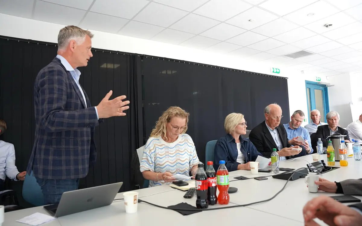 Trond Backer som presenterer for Stortingets energi- og miljøkomité.