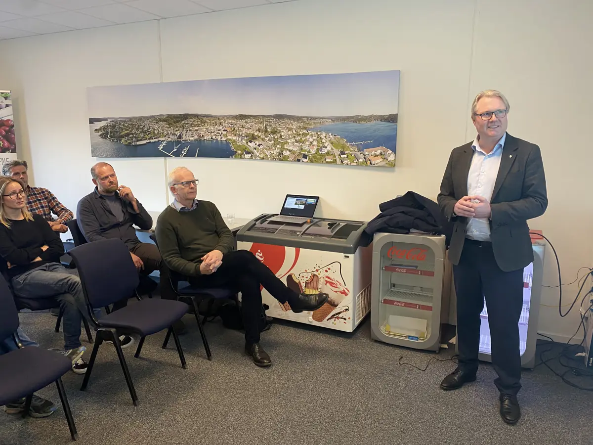 Ordfører i Lillesand, Einar Holmer Hoven, fortalte om hvilke saker som er viktige for kommunen akkurat nå.