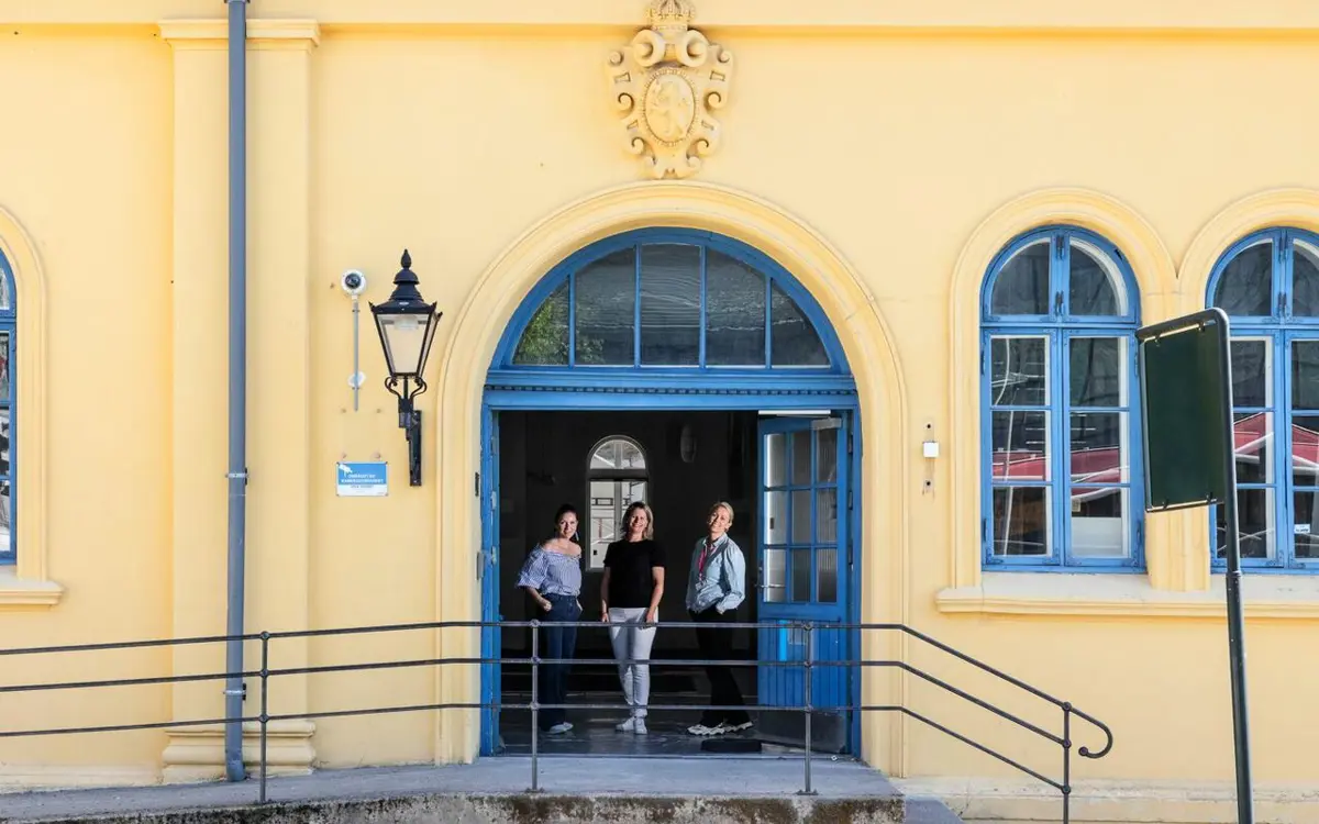 Anne Marie Telhaug Winsnes, Helene Abusdal og Marianne Simonsen Haukom planlegger gjenbruksmarkedet i Tollboden. Foto: Jacob J. Buchard/Fædrelandsvennen
