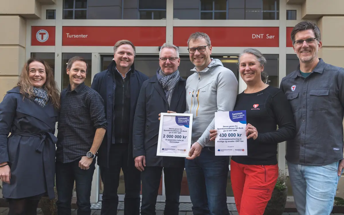 F.v.: Ellen B. Instefjord (Sparebankstiftelsen SR-bank), Per Thomas Skaanes (DNT Sør), Rune Meås Nilssen og Eivind Ellefsen (Sparebank 1 Sør-Norge), Jonny Grundeland, Hanne C. Jensen og Bjørn Andersen-Steinsland (DNT Sør).