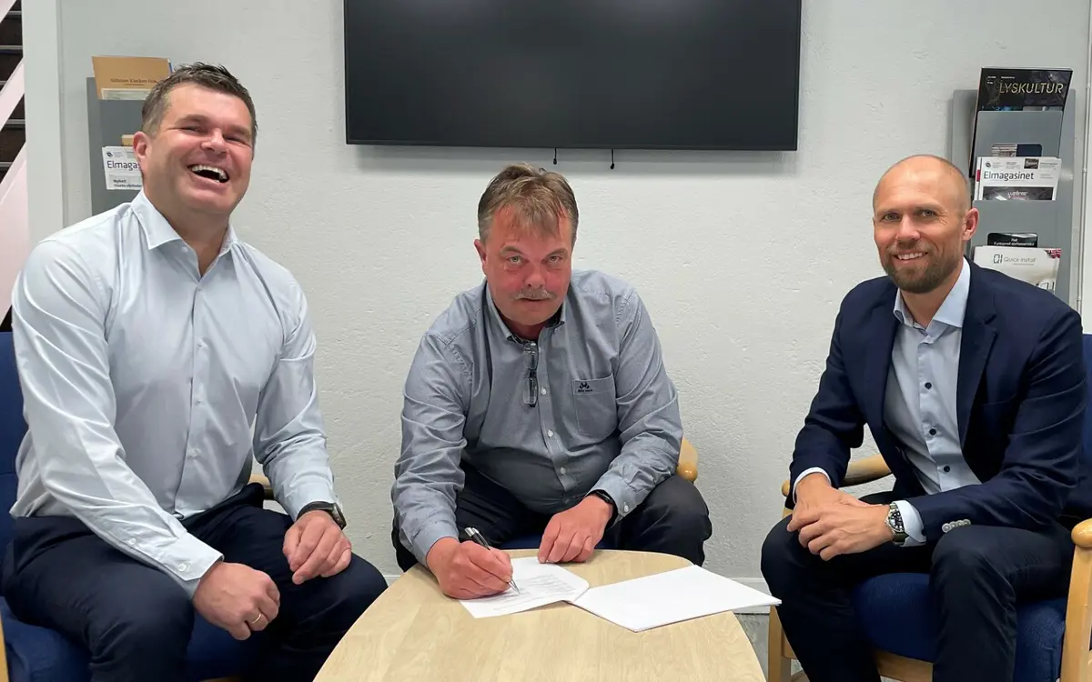 Her signeres avtalen hvor Bravida kjøper 100 prosent av aksjene i Elektro-entreprenøren Arendal AS. Fra venstre divisjonsdirektør for divisjon Kysten i Bravida Norge, Ronny Øvrevik, daglig leder av Elektro-entreprenøren Arendal AS, Fredrik W Pedersen og regiondirektør for region Agder/Rogaland i Bravida Norge, Trond-Lauritz Larsen.