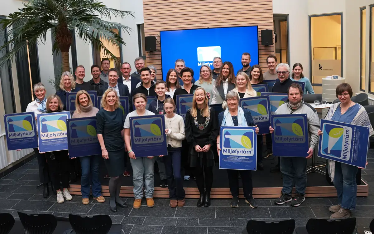 33 bedrifter var samlet for å motta sertifiseringsbeviset fra Miljøfyrtårn. (Foto: Næringsforeningen)