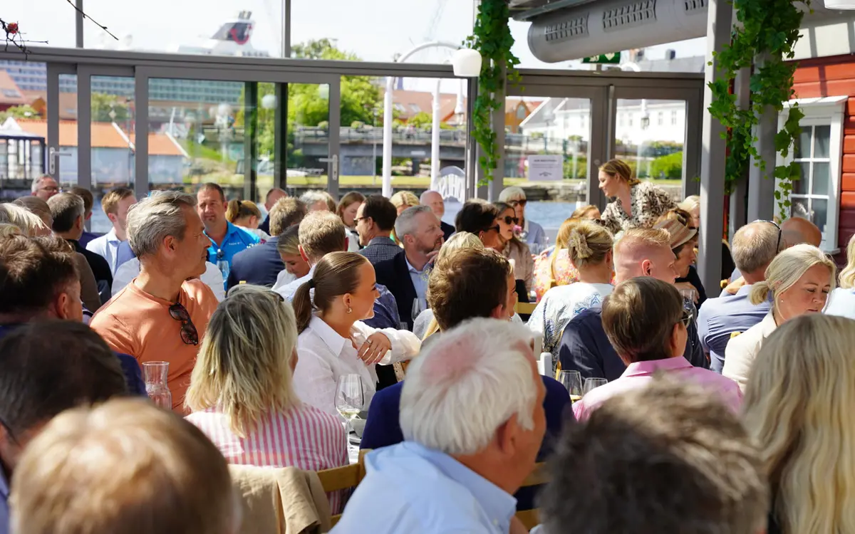 Det var fullt hus under Næringsforeningens sommermingling, et av de siste arrangementene denne våren. Foto: Håkon Repstad.
