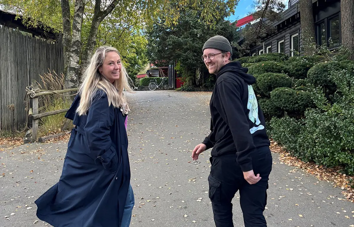 Lisa Ø Gustafsson, daglig leder Morild Norway og John Fredrik H. Nilsen, leder Butikk Spill og Lager i Dyrepaken. (Foto: Morild)