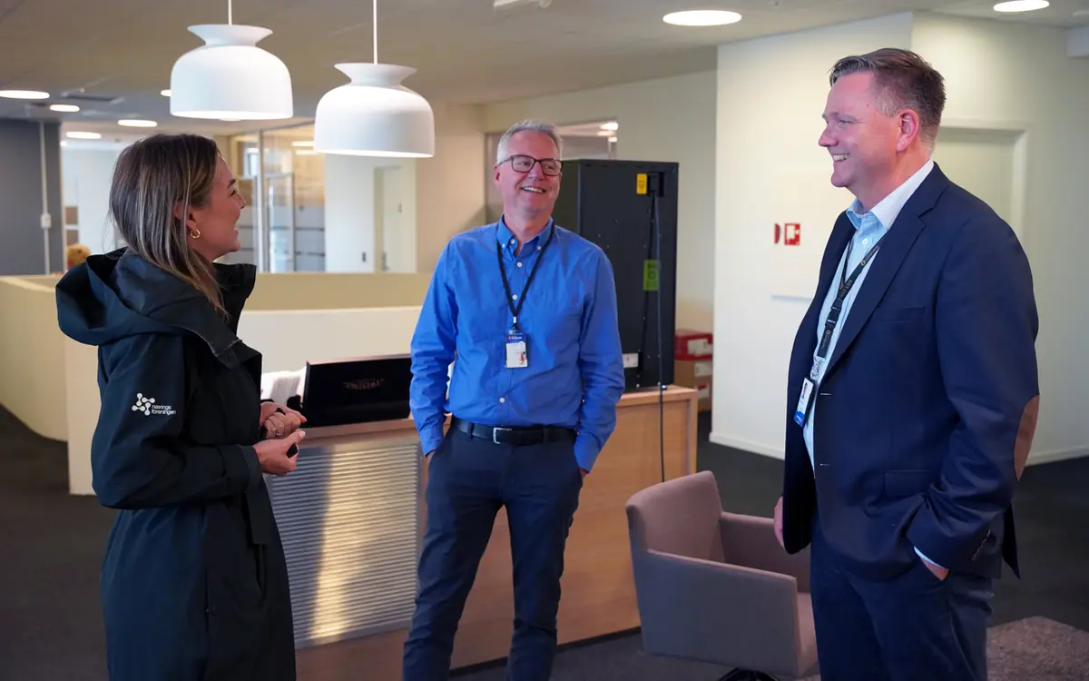 Fra venstre: Arrangementsleder i Næringsforeningen, Andrea Bang, finansrådgiver Eivind Ellefsen og banksjef Rune Meås Nilssen i Sparebank1 SR-Bank, Kristiansand.