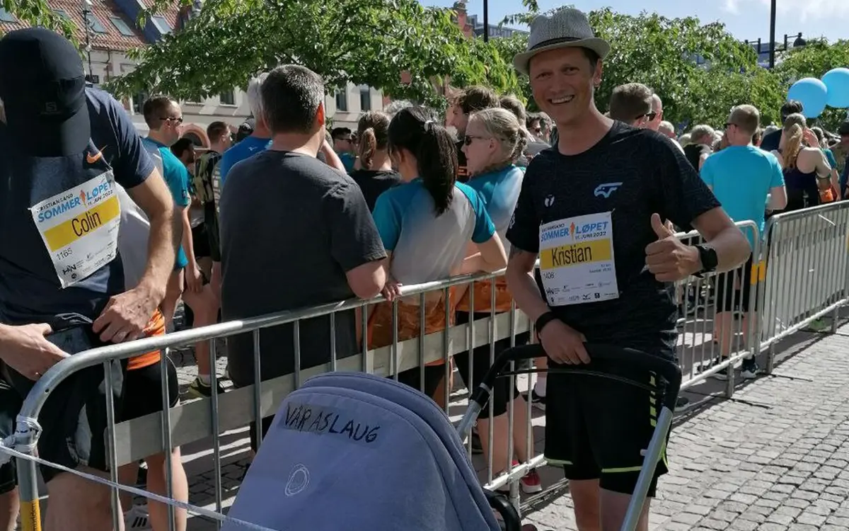 Kristian Thomassen i Falk Media på startstreken før Sommerløpet, her med datteren i vogn. 13. oktober håper han at datteren stiller uten vogn på barneløpet i terrengkarusellen. Foto: Privat