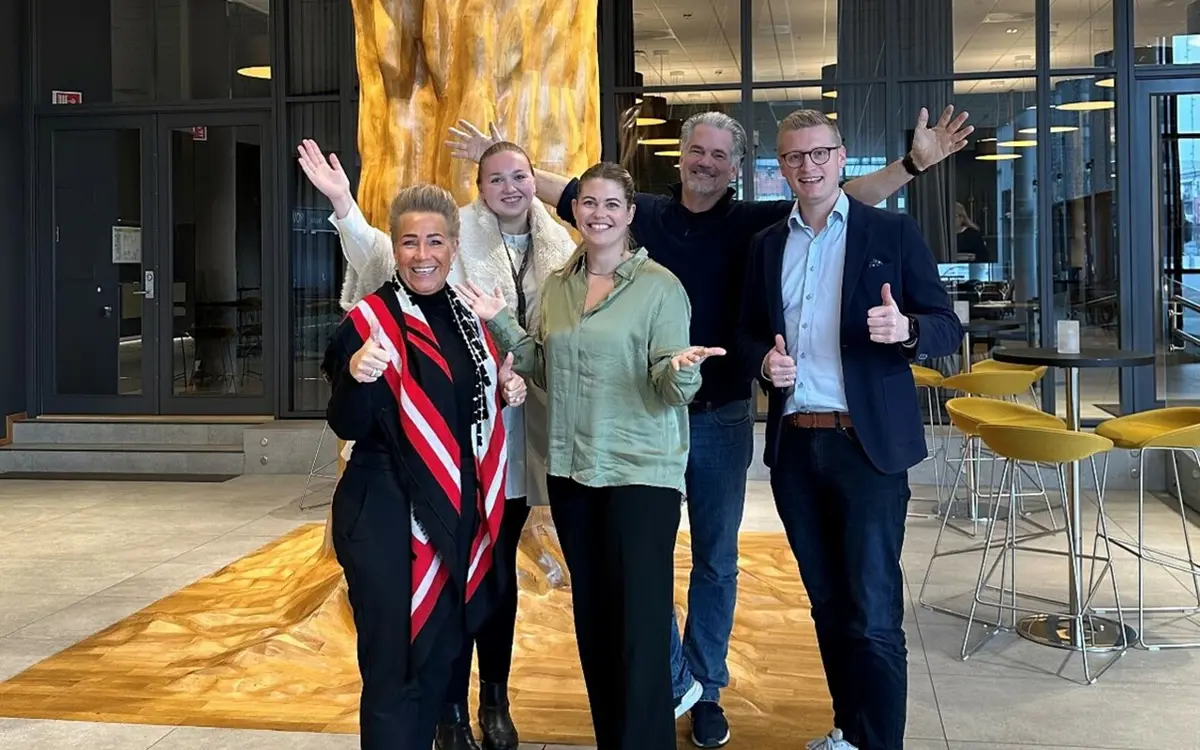 Ny ledergruppe som skal drive den kommersielle utleievirksomheten i Q42 videre. Foran fv.: Daglig leder Line Byremo, Hotell- og arrangementsansvarlig Therese Wigardt, Salgs- og markedsansvarlig Tor Marius Markussen. Bak fv: Regionsjef Sør Martin Graham og Administrativ leder Rebecca Paulsen.  Foto: Madhuset / Kristiansand kongressenter