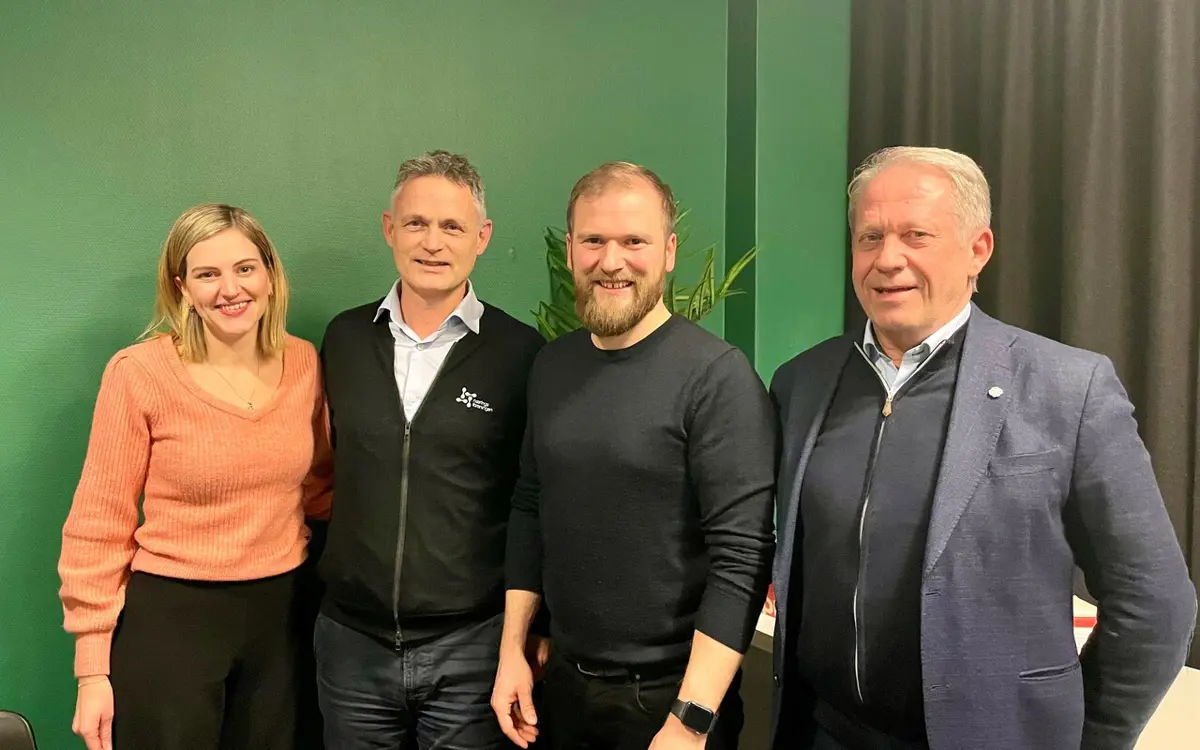 Leder av Næringsforeningen Trond Backer sammen med fylkespolitiker Kristin Ljosland, leder av næringskomiteen Wilfred Nordlund og lokalpolitiker Ole Magne Omdal. Foto: Tina McDougall