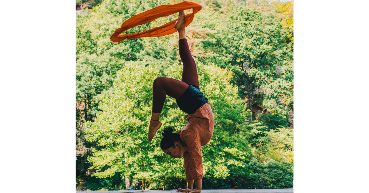 Gulnigar Naman i balansekunst – hun kalles bare Gulli i Norge. Foto: Tobias Aasgaarden 