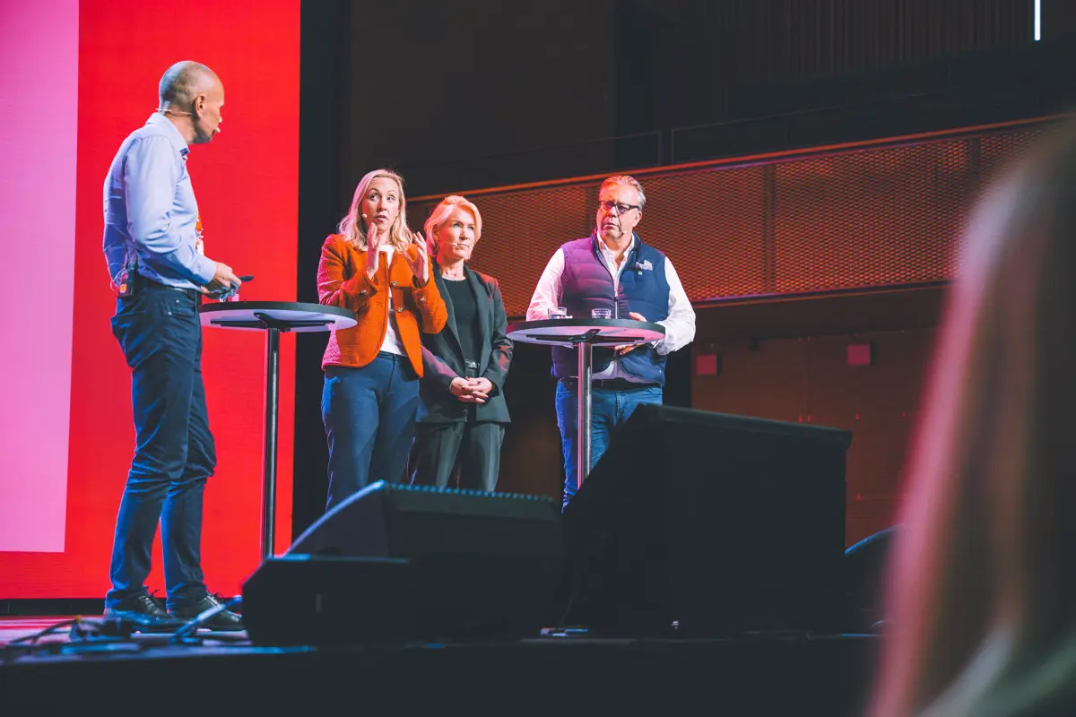 Gunnar Aanesland (t.h.) i panelsamtale med Tor Geir Kvinen (UiA), Ingrid Michalsen (Næringsforeningen) og Kristin Øverøyen Balchen (Å Energi).