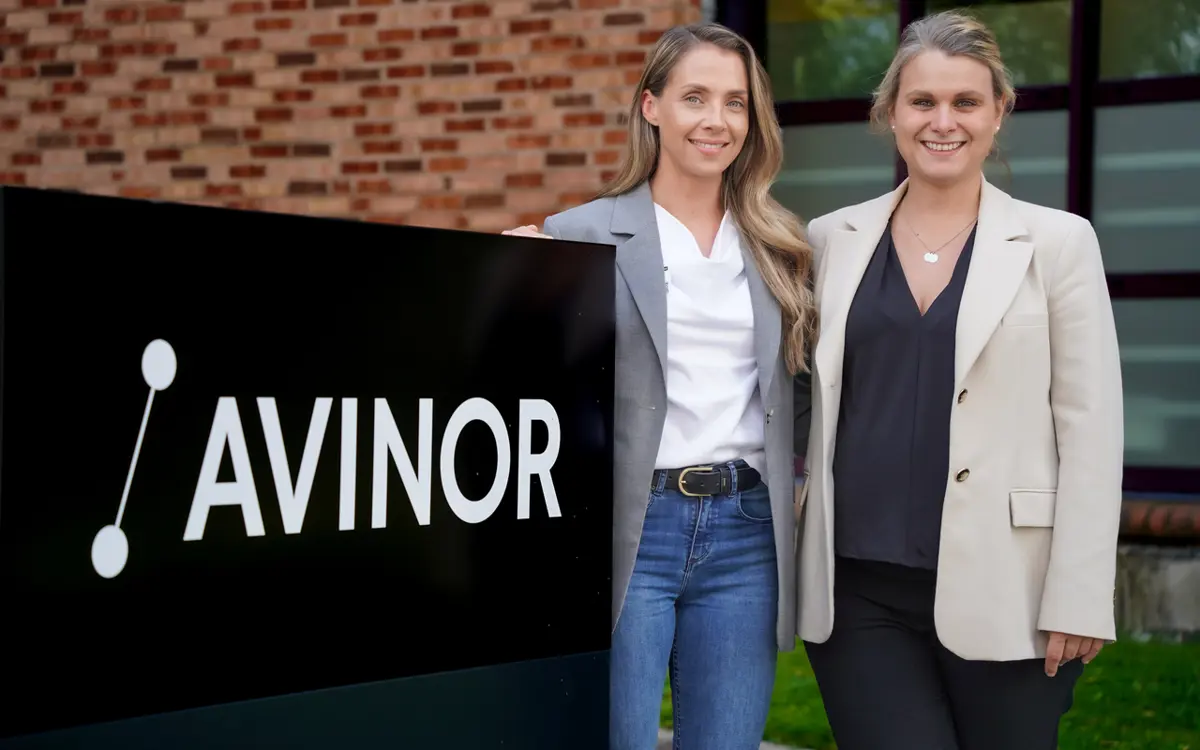 Malene Brøvig, leder for offentlig lading i Mer sammen med Amy Løken-Erichsen, kommersiell leder landside i Avinor. (Foto: Mer/Avinor)
