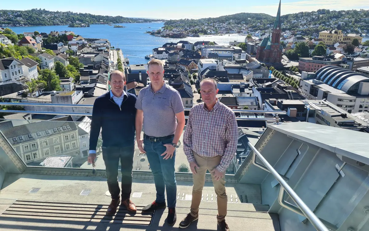 Seniorkonsulenter i Point Taken, Tord Støme, Torstein Elvrum og Luc Marolt, med Arendal sentrum i bakgrunnen.
