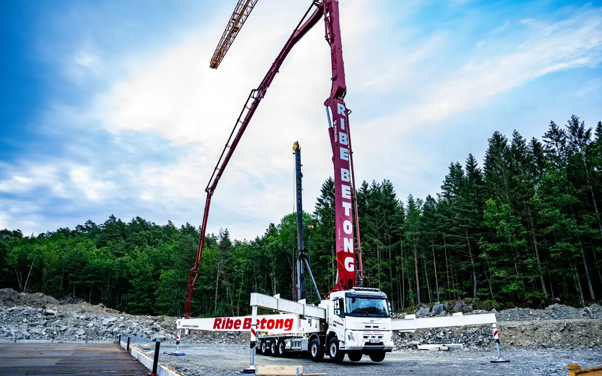 Norges største betongpumpe, her fra en leveranse på Drangsvann. (Foto: Ribe Betong)