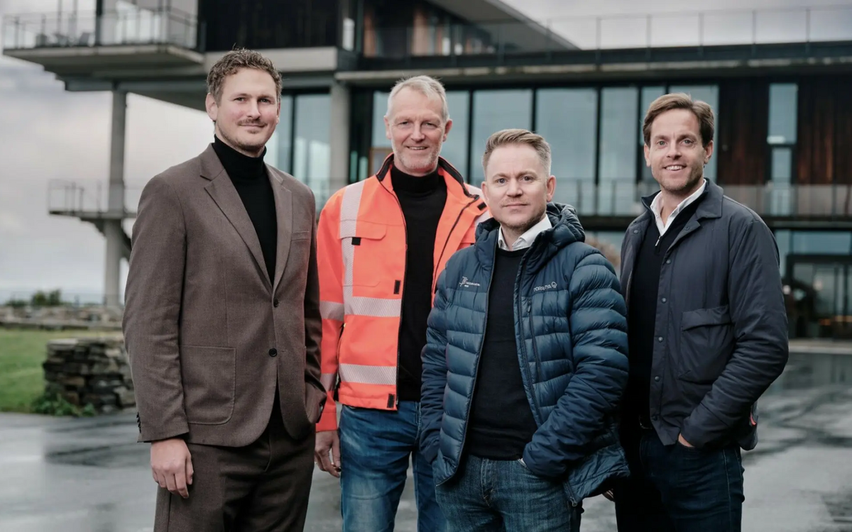 F.v. Simen Walmann (kommersiell leder ved Kragerø Resort), Lars Hjertås, (distriktsleder Veidekke Bygg), Kristian Larsen (prosjektleder Fredensborg Fritid) og Håkon Semb-Arnstorp (daglig leder, Fredensborg Fritid). Foto: Per Stian Johnsen