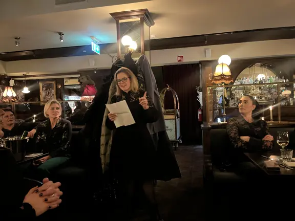 Megan Strand snakker på WiBS julemingling på Café Ramsus i 2023.