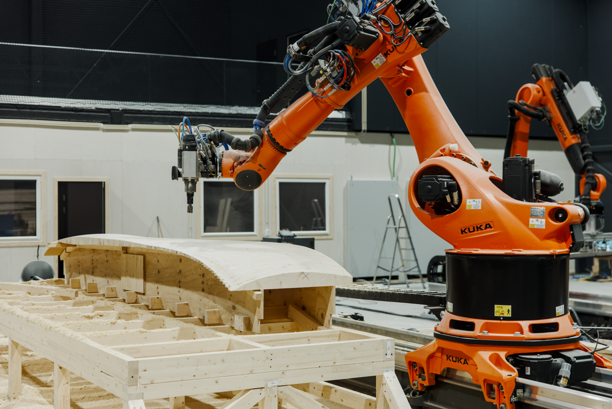 En robotarm i ferd med å bygge tenner til «Jens» Foto: Tom Svilans.