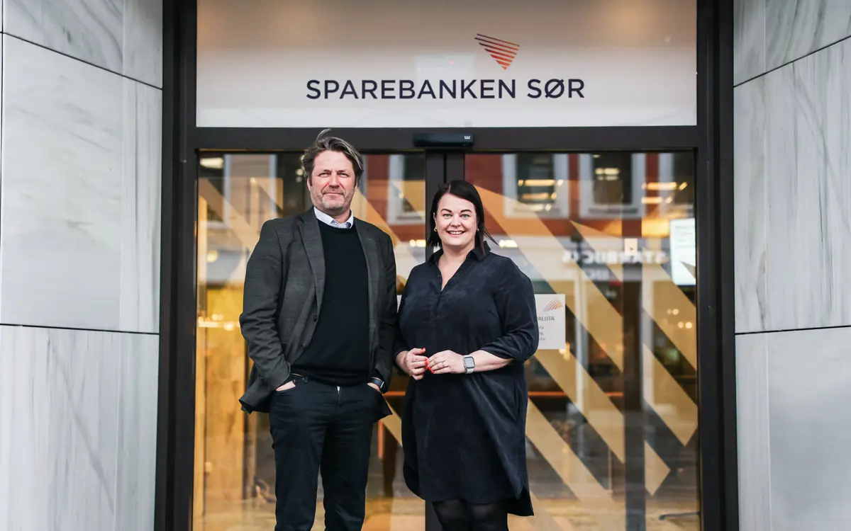 Gunnar Thomassen og Eva Kvelland i Sparebanken Sør er glade for å kunne fortelle at banken i april deler ut kundeutbytte.