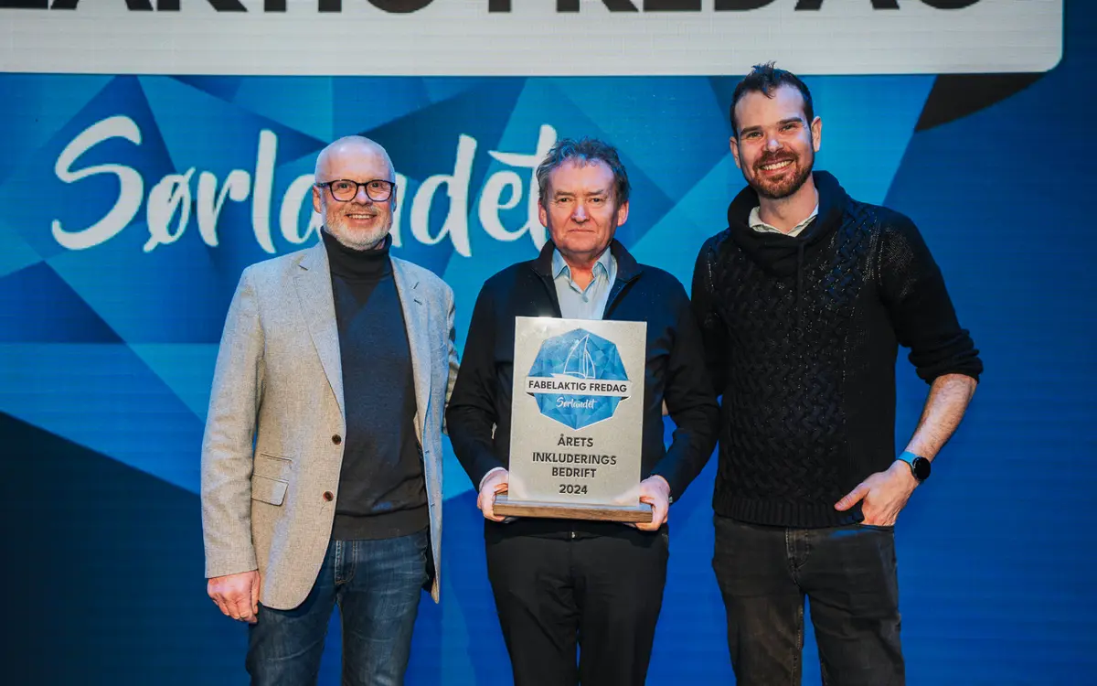 Bravida var vinner av Årets Inkluderingsbedrift 2024. Fra venstre: Lars Christian Breivik, Agnar Klakegg og Jan Helge Dalene. Foto: South Coast Creative. 