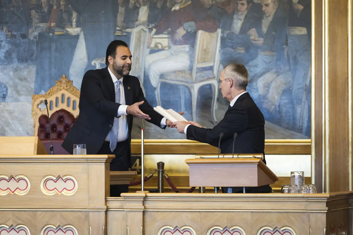 
Finansminister Jens Stolternberg (A) overleverer regjeringens forslag til statsbudsjett for 2027 til stortingspresident Masud Gharahkhani. Foto: Peter Mydske / Stortinget