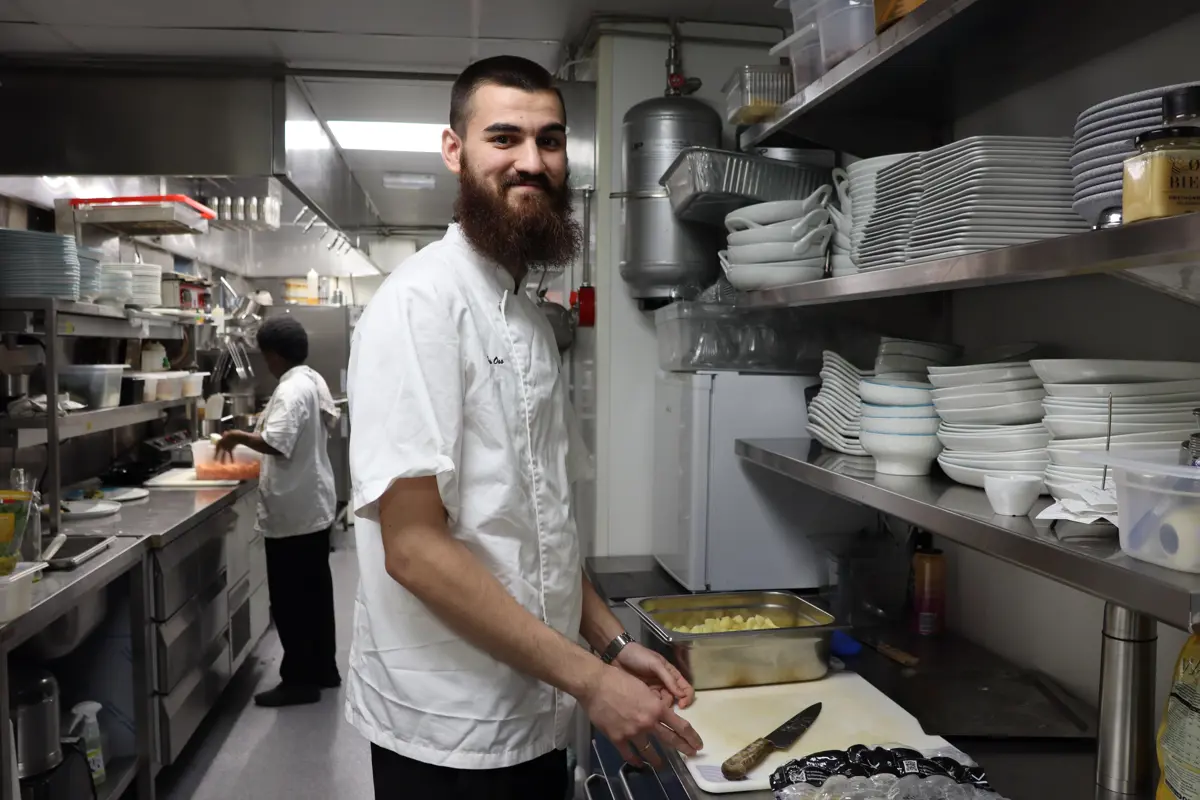 Kemal Azizov jobber som kokk på "Hos oss" i Lillesand. Foto: Næringsforeningen i Kristiansandsforeningen 