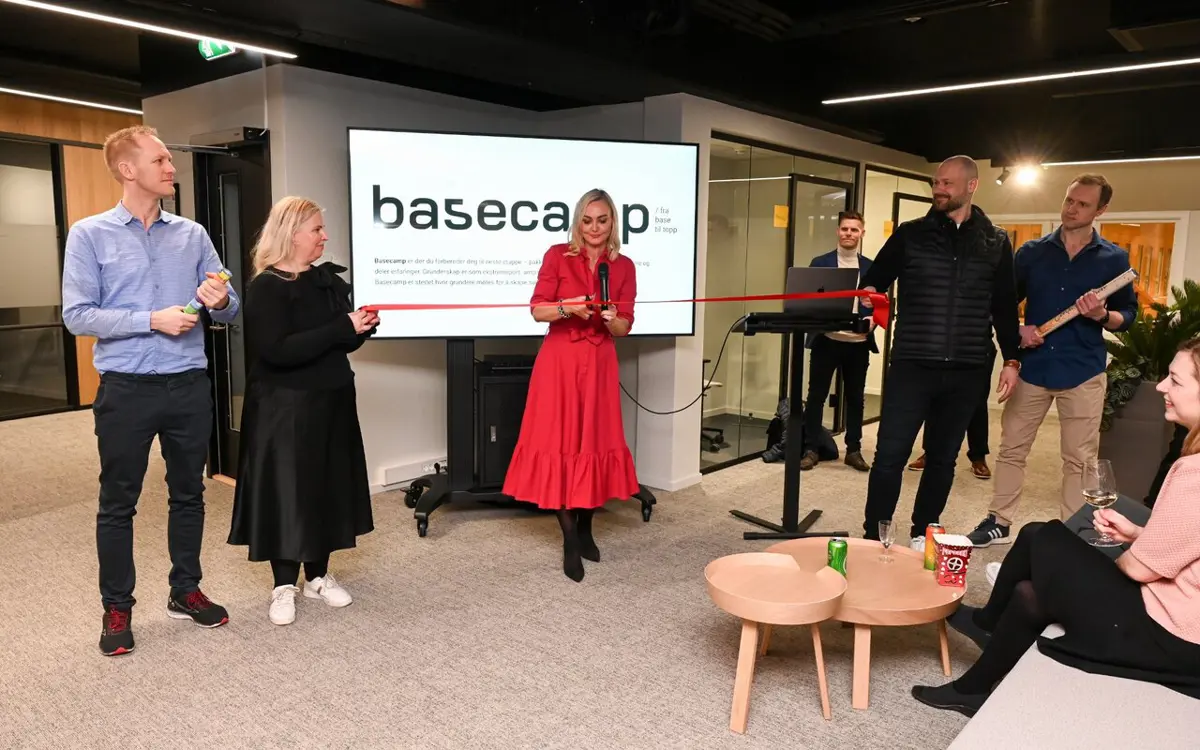 Her klipper Siri Urdal i Driv Agder snoren under åpningen, flankert av f.v. Runar Brøvig (Innoventus Sør), Cathrine Stien (daglig leder i Digin) og Lars Grønningsæter Aglen (daglig leder i Innoventus Sør) og Lars Gunnar Stokke (Digin).