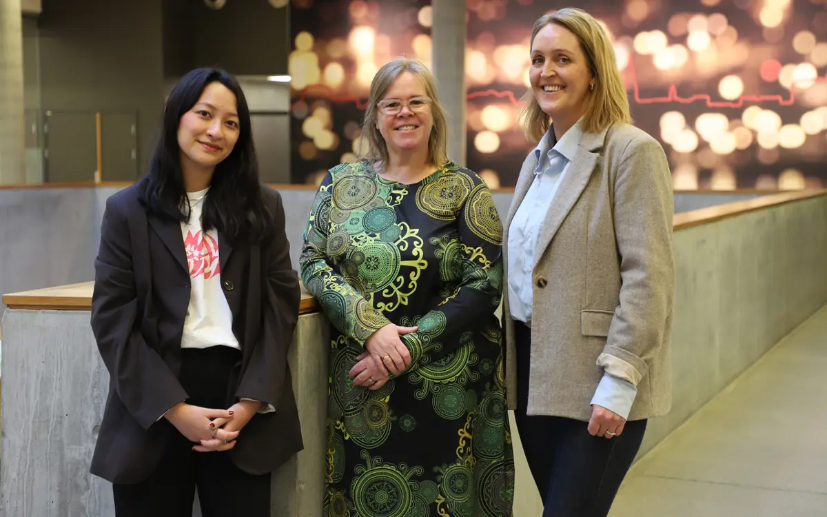 Frivillighetsansvarlig i Kristiansand kommune, Phally Long Prum (t.v.) ønsker å komme i kontakt med så mange organisasjoner som mulig. (Foto: Kristin Wallem Timenes)