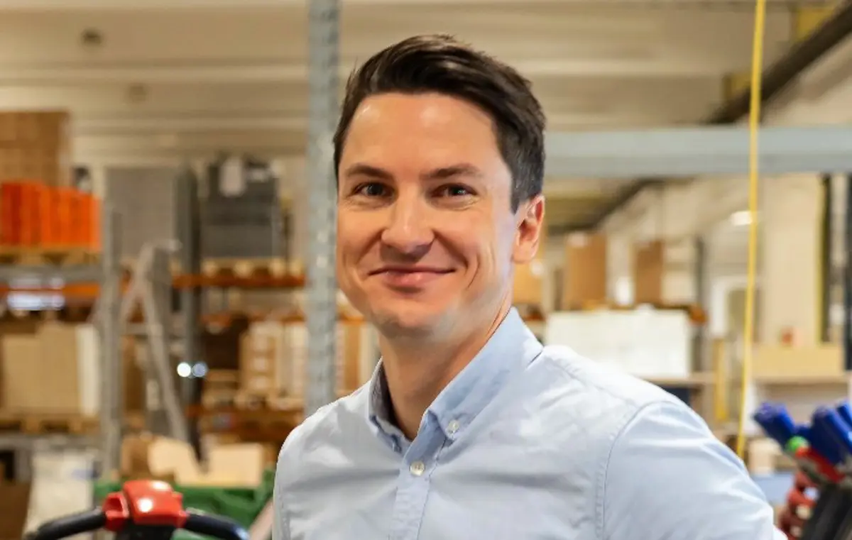 Niclas Kvanvig (34) har startet rådgivningsselskapet [nå.] i Mandal, som hjelper sørlandsbedrifter å ta i bruk kunstig intelligens på en enkel og lønnsom måte.