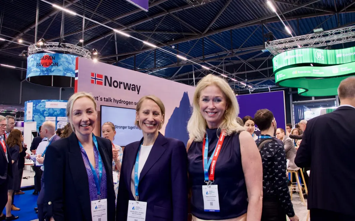 Ingrid Michalsen fra Næringsforeningen i Kristiansandsregionen (t.v.), sammen med Ingebjørg Wilhelmsen, generalsekretær i Norsk Hydrogenforum, og Tanja Erichsen, leder i Agder H2. Foto: Arne Roger Janse/ GCE NODE.
