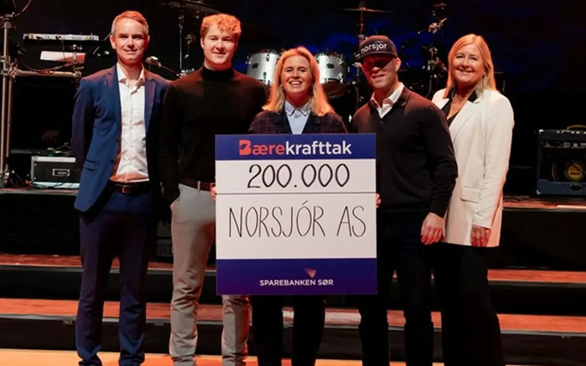 Én av to priser: Gründerene bak Norsjór: Nummer to f.v. Kennet Karlsen, Amalie Eilertsen (CEO) og Jarle Haugereid. 
