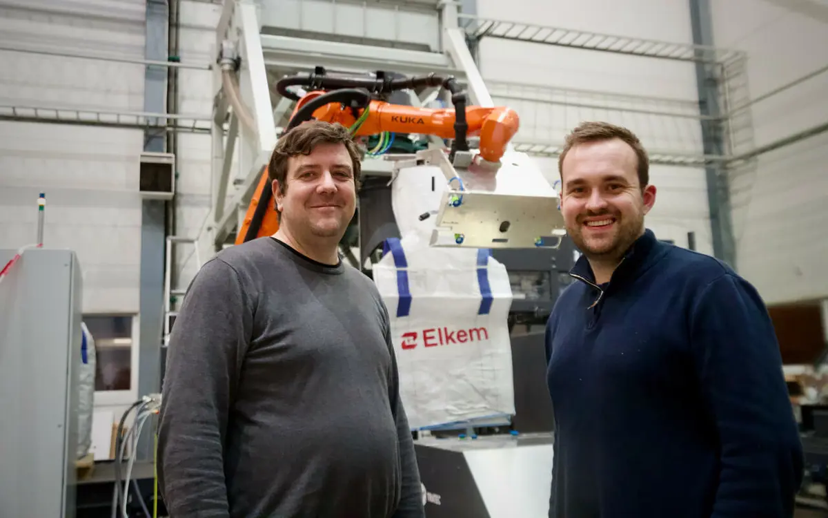 Prosjektleder Øyvind Dahl (t.v.) fra Tratec Solutions og prosjektingeniør Vegard Tveit fra Tratec Norcon har vært sentrale i utviklingen av de nye helautomatiserte pakkeanlegget. (Foto: Tratec)