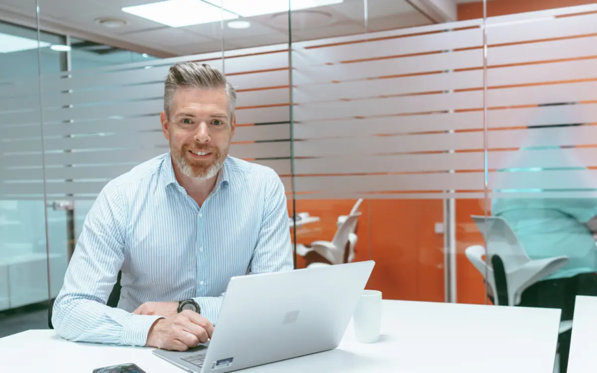 Sikkerhetsansvarlig i Sparebanken Sør, Åsmund Myklevoll, holder webinar om digital svindel.