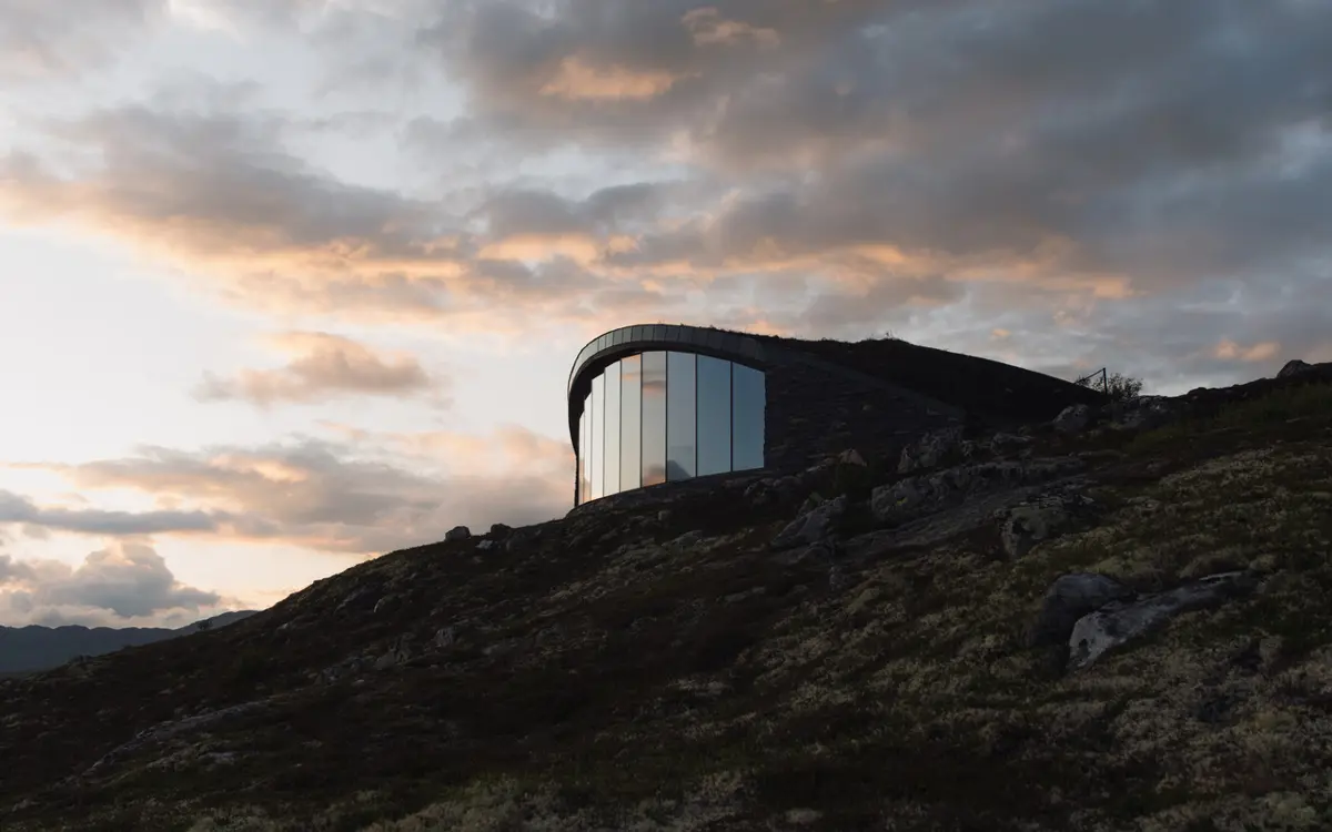 Dagsturhytta på Hovdenuten - et visuelt blikk mot reinsdyrheiene - er premiert med «Special Mention» i Architizer A+Awards. Foto: Even Lundefaret.
