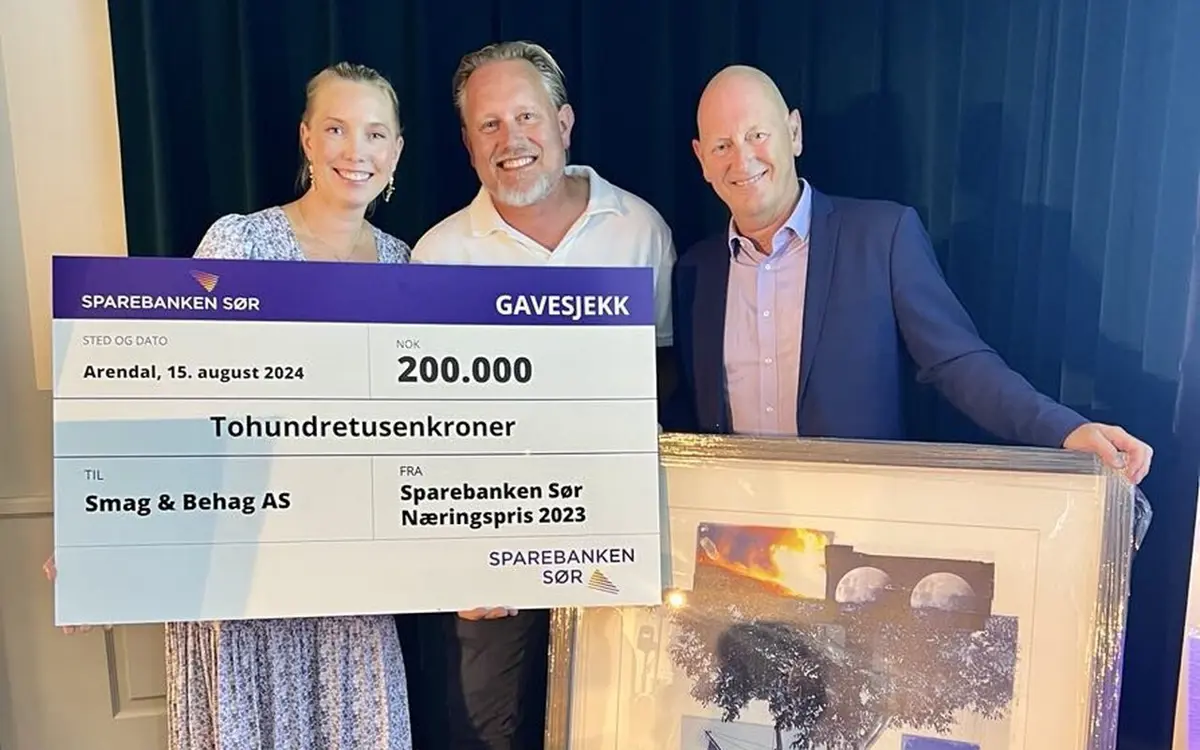 Vinneren av Sparebanken Norge Næringspris Agder for 2023 ble Smag & Behag. Fra venstre jurymedlem Hege Julianne Nevestad (Visit Sørlandet), Hans Petter Klemmetsen (Smag & Behag) og tidligere konsernsjef for Sparebanken Sør, Geir Bergskaug.