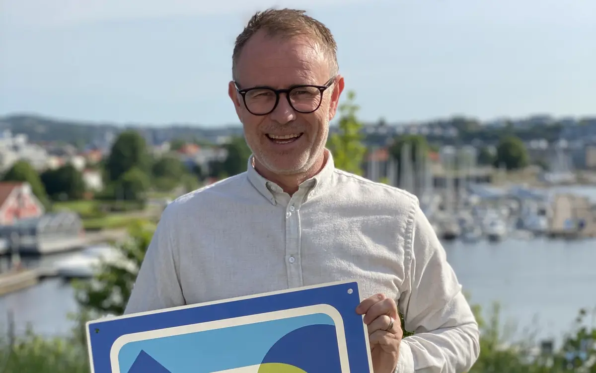 Daglig leder i PST Sportsanlegg, Rolf-Martin Skonhoft, med Miljøfyrtårn plaketten.