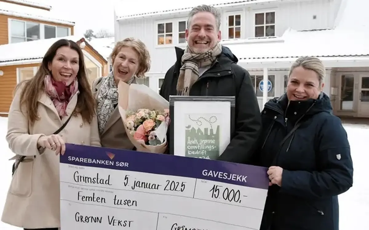 Bernd Keller (daglig leder) mottok søndagen prisen for Årets grønne omstillingsbedrift. Med seg i kulturhuset hadde han Kjerstin Langfeldt, Anne Bodil Espenes og Jorunn Ribe. Foto: Kjetil Karlsen - Grimstad Adressetidene.