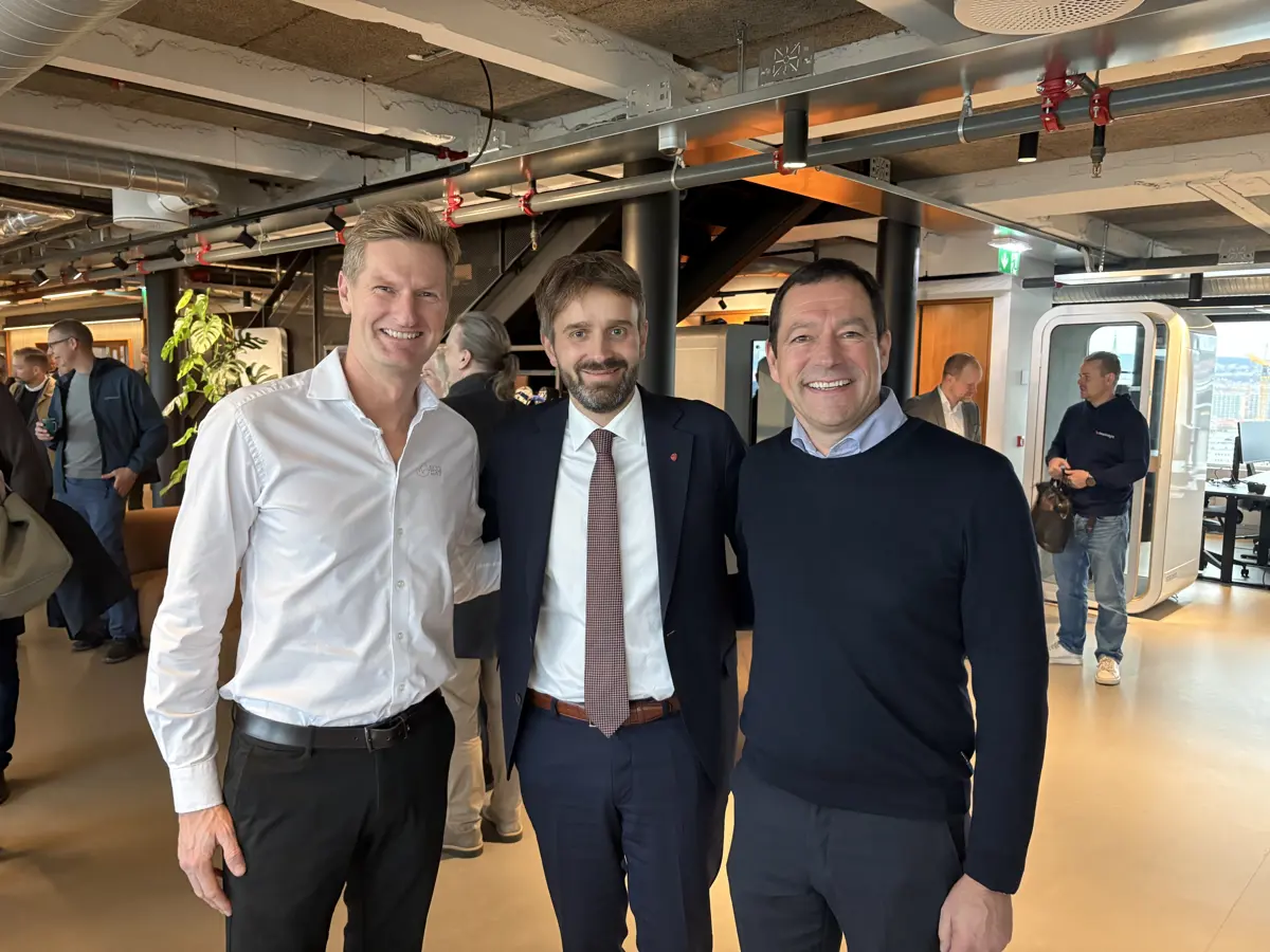 Daglig leder Tord Ytterdahl med helse- og omsorgsminister Jan Christian Vestre og Tom Erik Dybhavn i ECG247. Foto: ECG247 