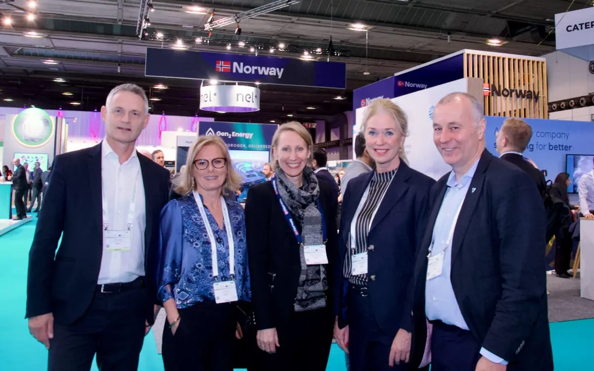 Trond Backer (Næringsforeningen i Kristiansandsregionen), Alice Leland Høye (Business Region Kristiansand), Ingebjørg Telnes Wilhelmsen (Norsk Hydrogen Forum), Tanja Erichsen (Agder H2 Nettverk) og Inge Hedenstad Stangeland (Kvinesdal kommune) på den norske paviljongen i Brussel. Foto: Arne Roger Janse/GCENODE