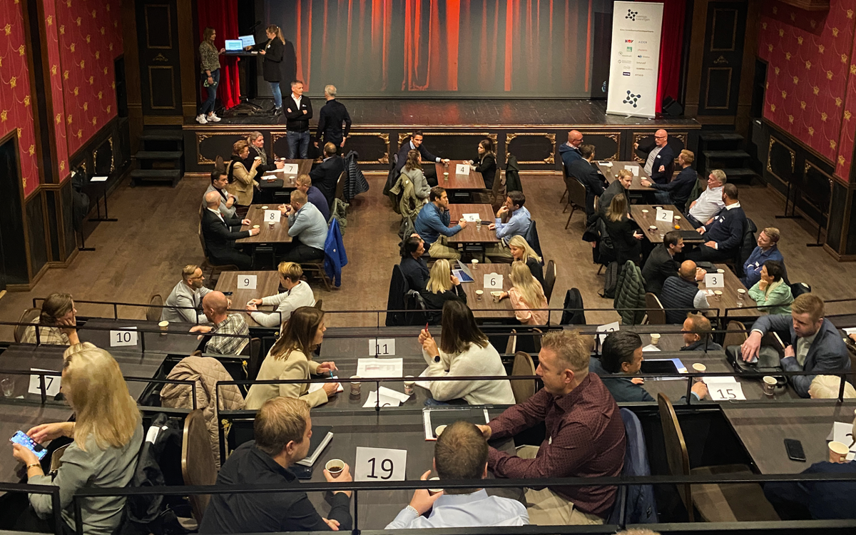 Speed-datingen foregikk i år i Kaptein Sabeltanns Kongelige Sjørøverteater med oppsett á la Wallmans Salonger. 