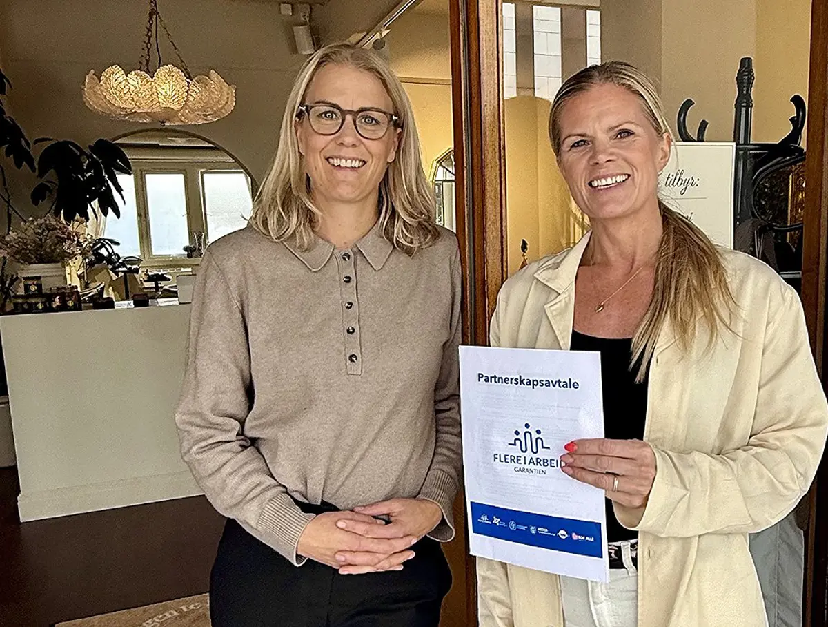 
Eli Mørkestøl og Elaine Hartmann Jakobsen. Sistnevnte har lang erfaring med å følge opp unge som ønsker å bli frisører.