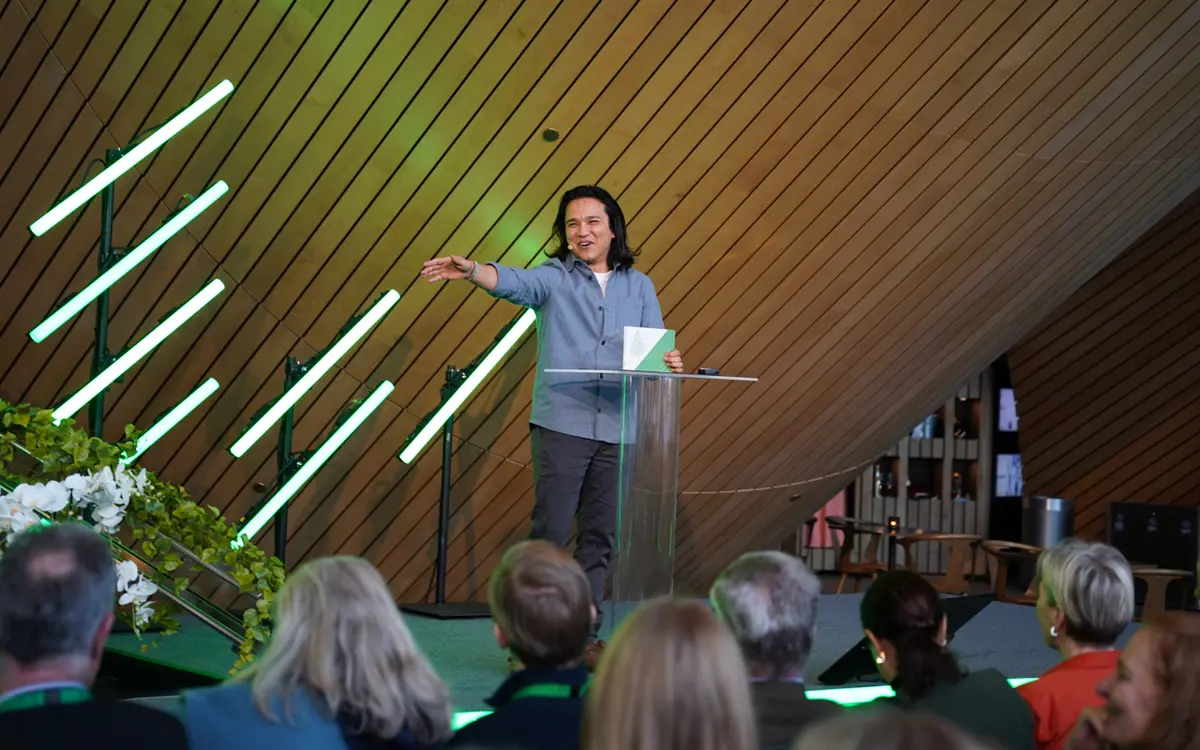 Aziz Azizi ledet sin første konferanse noensinne, på Agderkonferansen. (Foto: Håkon Repstad/Næringsforeningen.)
