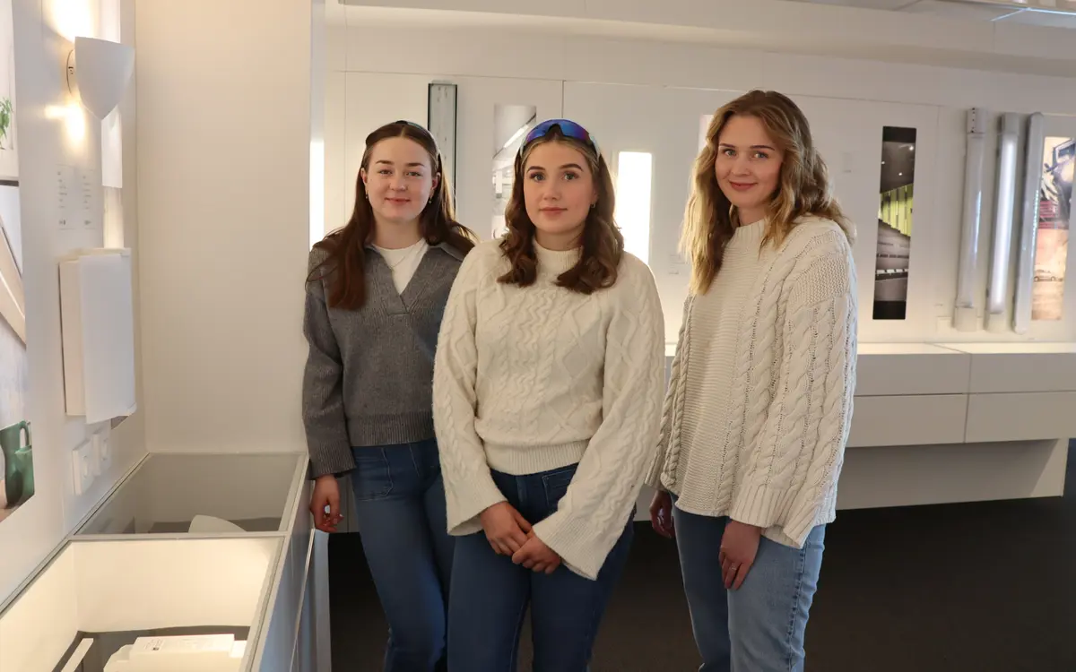 Hedda Nyhagen, Julie Aure og Oda Kvål fra Valdres installasjon er tre av seks kvinnelige elektrikere i Valdres. 