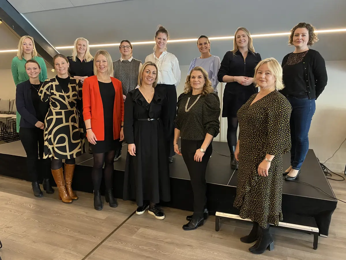 Fra venstre: Ingrid Michalsen, Anne Liv Lidtveit, Silje Sevenius, Lis Barbro Nyland, Mailinn Mersland, Nina Torjesen, Anne Hodne, Nina Solvang, Anna Trillo, Lise Kjelle, Malin Schultze, Heidi Minde og Anne-Lise Crogh.