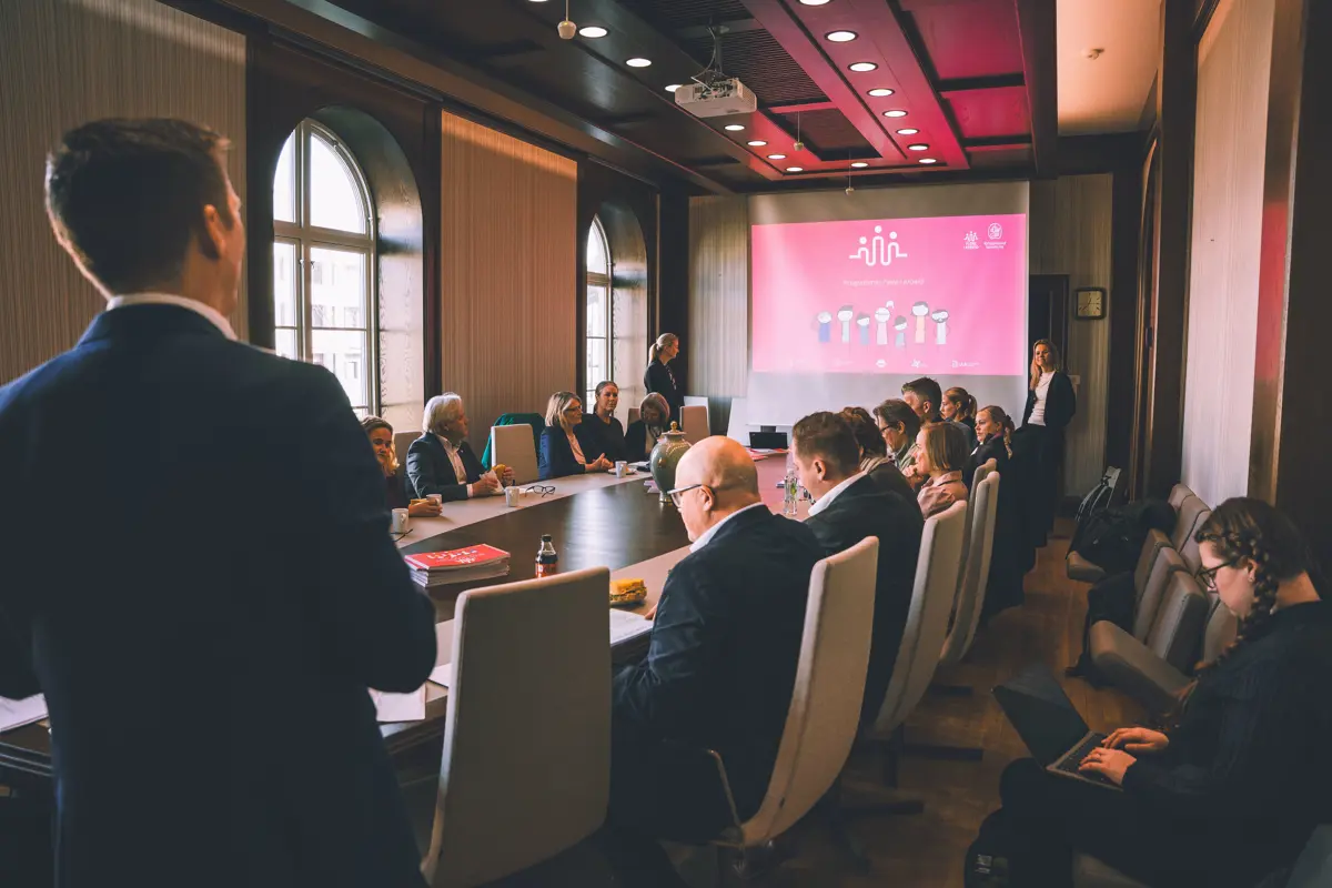 Ordfører Mathias Bernander ønsker stortingsbesøket velkommen, mandag 9. mars. (Foto: Næringsforeningen) 