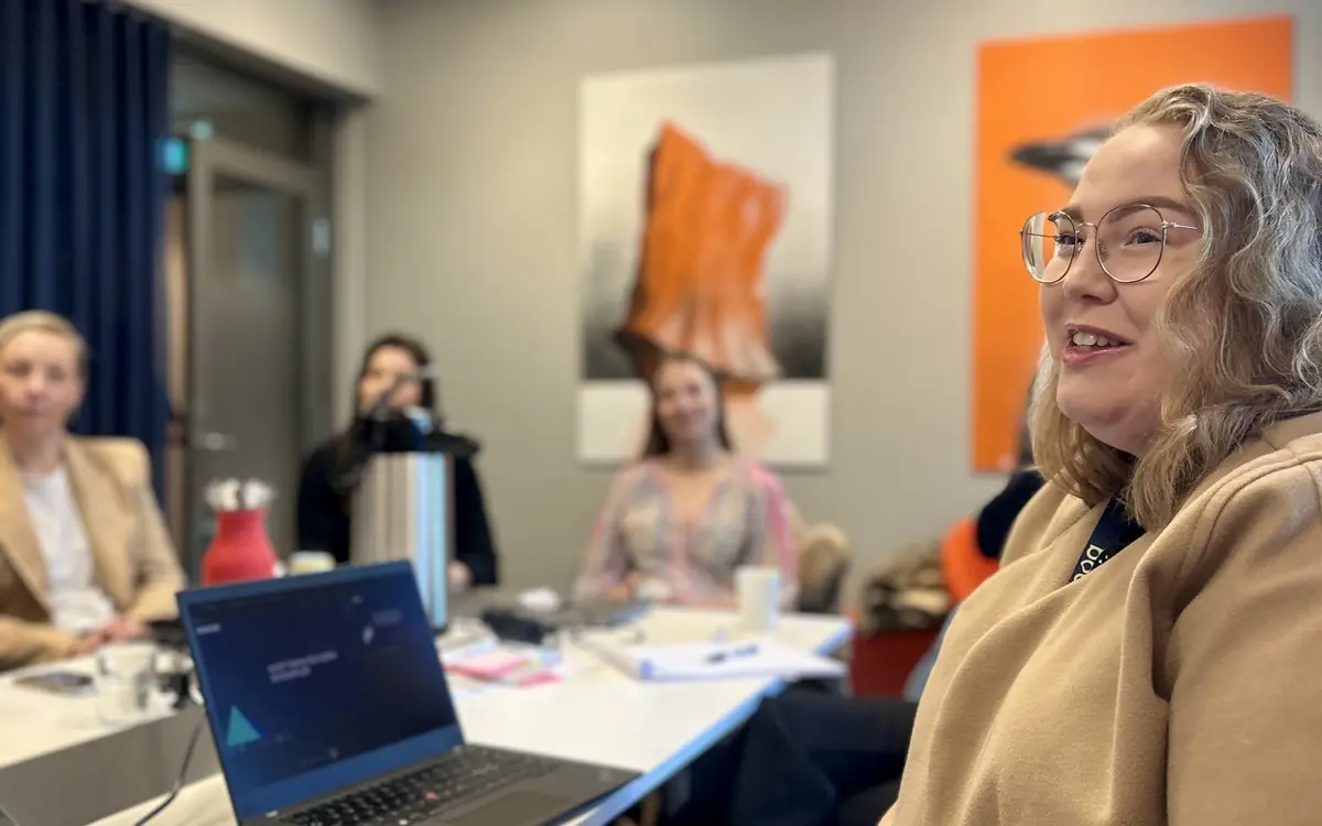 Næringsforeningen samlet hos Bouvet. Workshopen var ledet av Rebekka Olsson Omslandseter og Ragnhild Mørner Fidjestøl. (Foto: Næringsforeningen.)