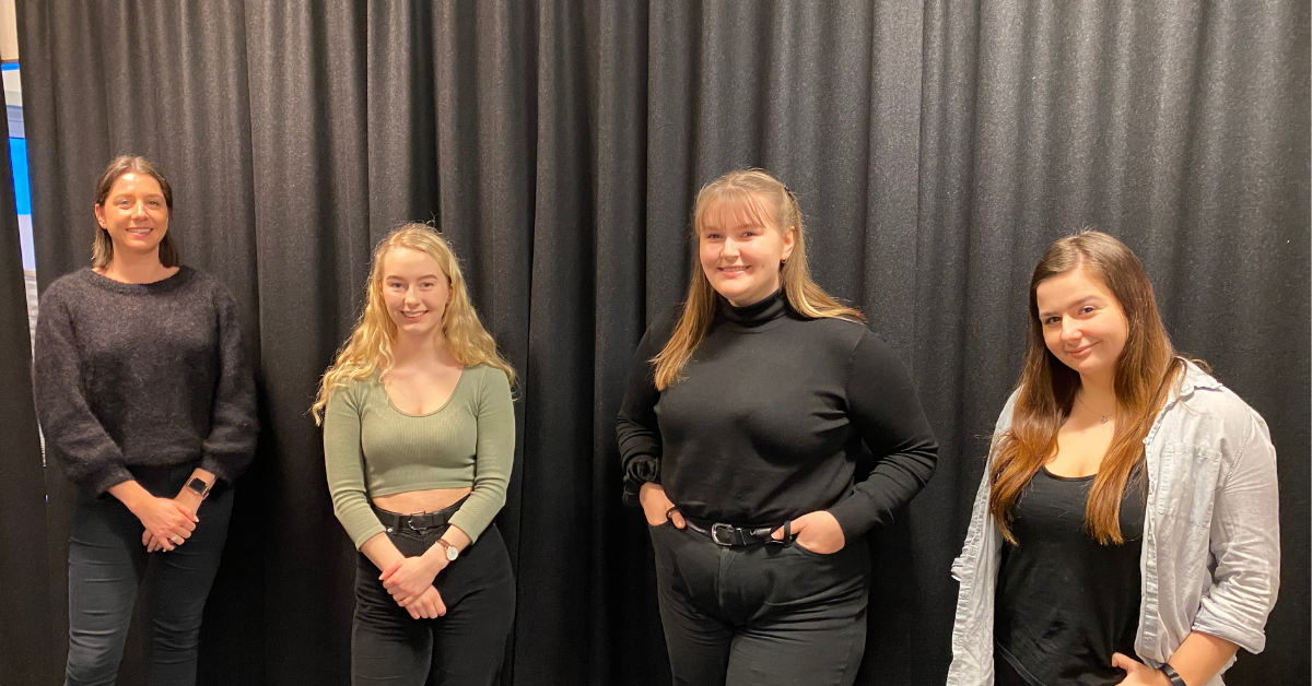 Fra venstre: Daglig leder av Textera, Hanne Swatland Gunnarsson, og studentene: Randi (20), Martine (20) og Justyna (24).