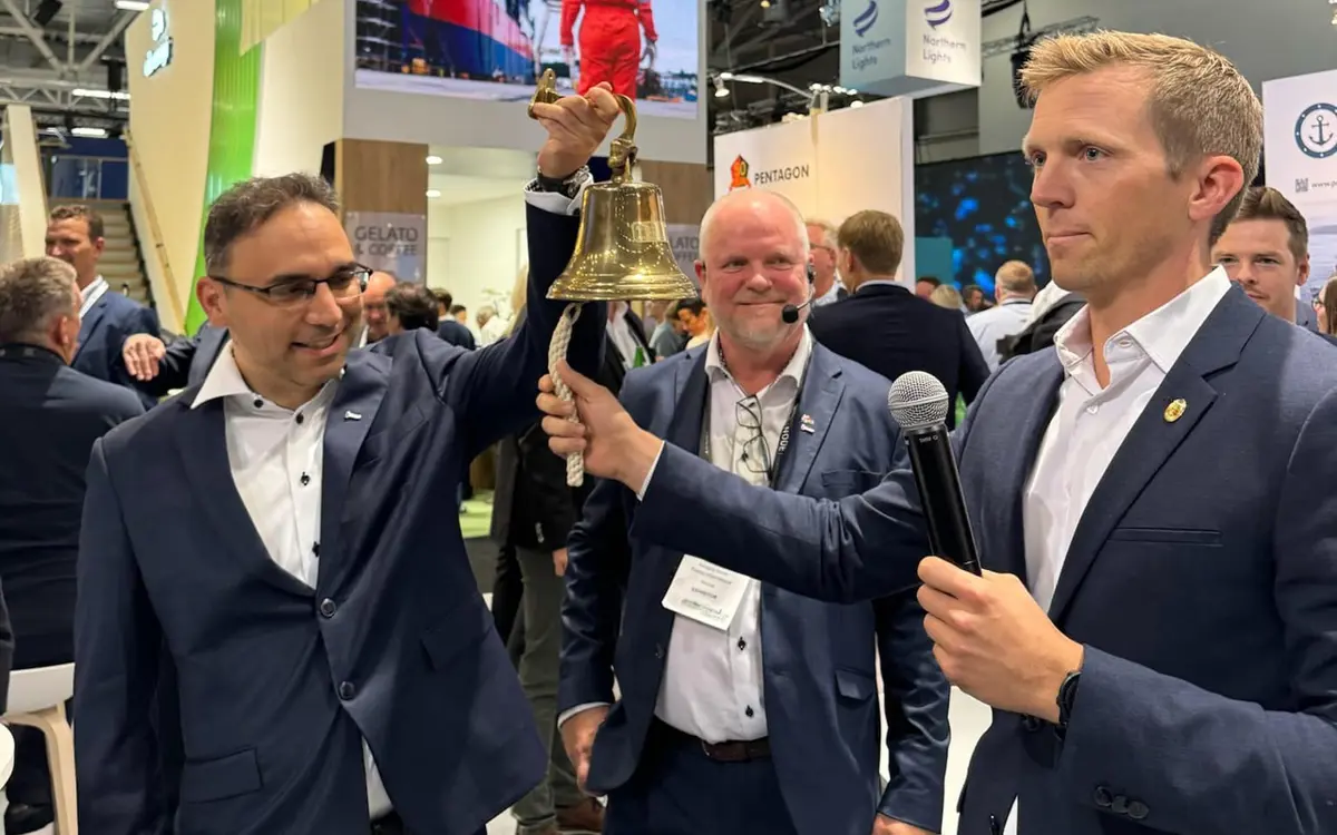 Adminstrerende direktør i Firenor, Kjetil Kleven (midten), presenterte nyheten under energimessa ONS i Stavanger. Ordfører Mathias Bernander (H), var tilstede under kunngjøringen. 