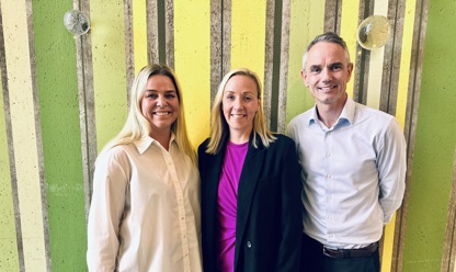Bjørg Beate Kristiansen og Kjell Tore Omland sammen med Næringsforeningens Ingrid Michalsen.