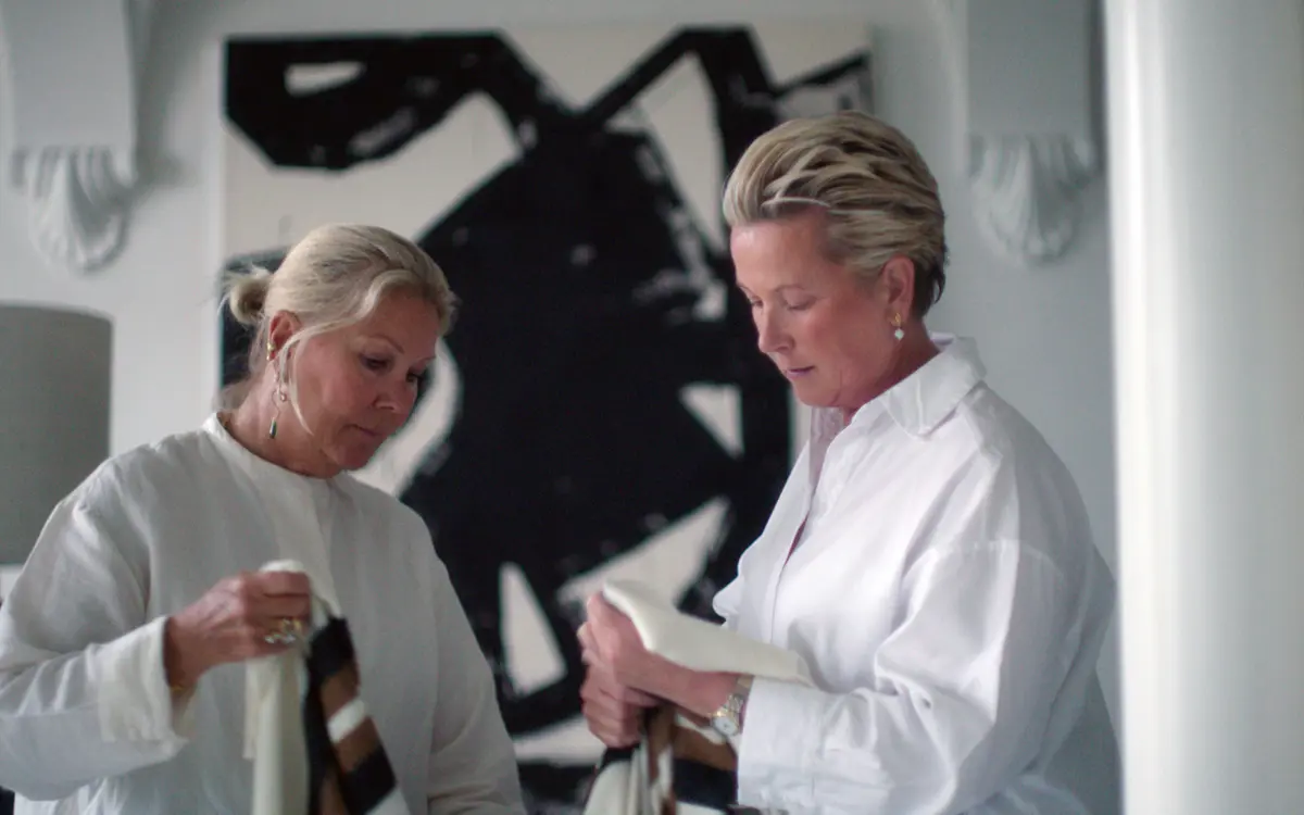 Tekstilansvarlig Marit Steinsbu fra Slettvoll på jobb med designer Malene Birger. Foto: Slettvoll