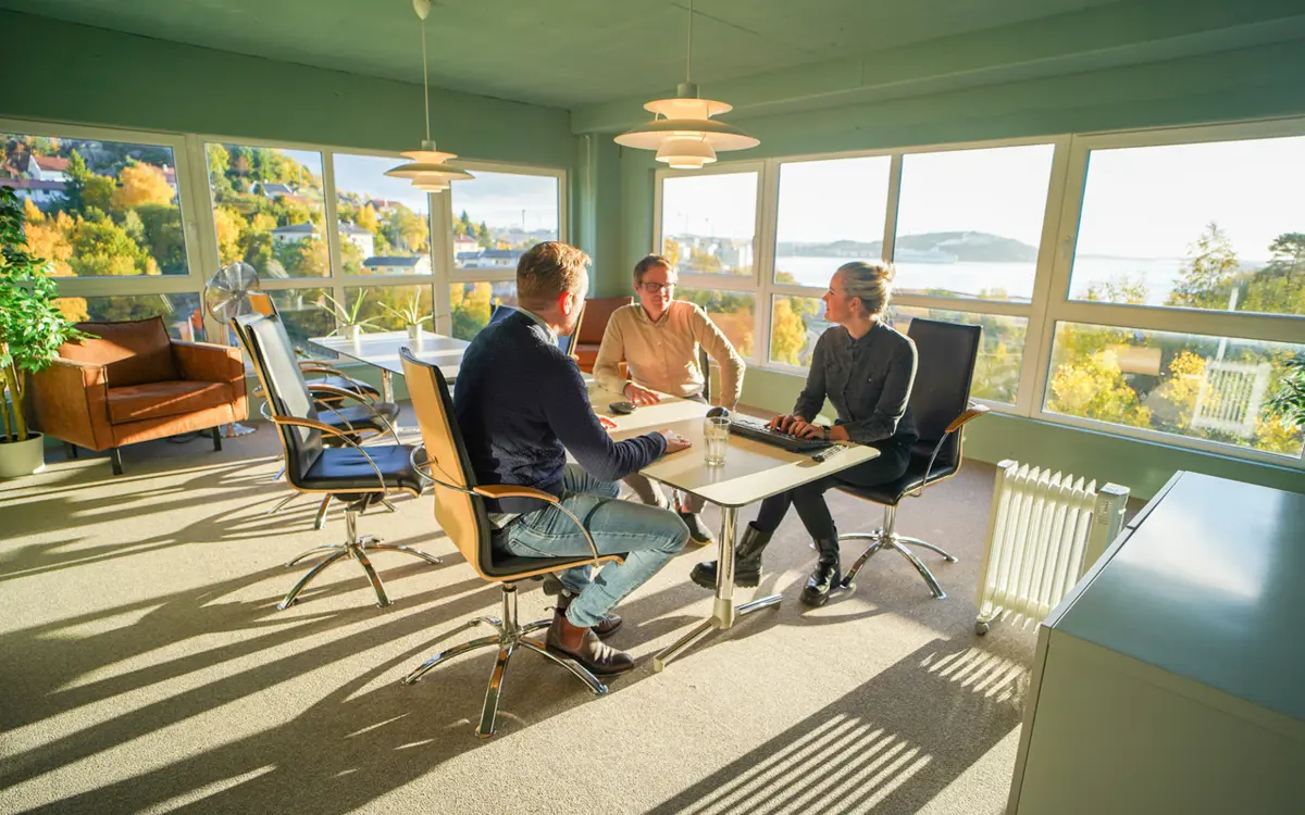 Nye lokaler: Administrerende direktør i Netlab AS, Espen Bjaarstad er godt fornøyd med utsikten over Kristiansand. Foto: Netlab